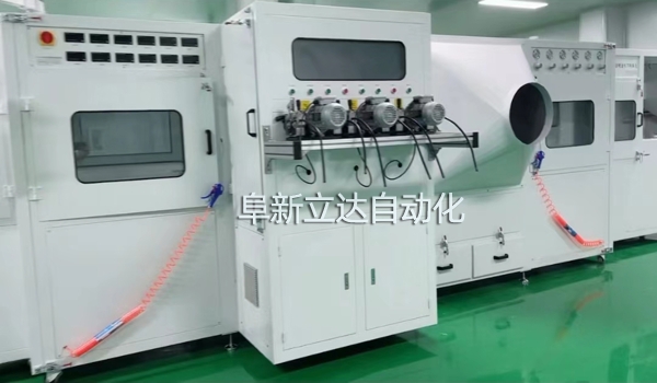 自動噴金機是電容器生產(chǎn)中的關(guān)鍵設(shè)備，規(guī)格有三槍，雙面四槍、六槍、八槍，可按客戶需求定制，阜新立達自動化裝備有限公司